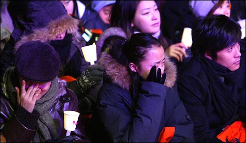 농촌실상을 알리는 연극이 진행되는 가운데 영화배우 김혜수씨와 전도연씨가 눈물을 흘리고 있다. 